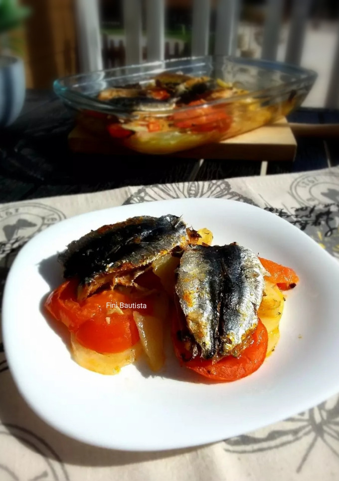 Una foto de Sardinas especiadas al horno con patatas