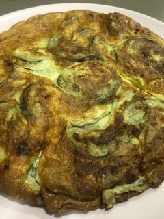 Una foto de Tortilla de berenjena sana y rica 🍆💜