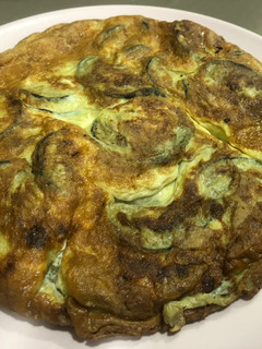 Una foto de Tortilla de berenjena sana y rica 🍆💜