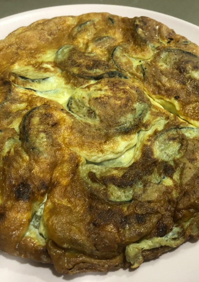 Una foto de Tortilla de berenjena sana y rica 🍆💜