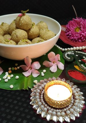 खमंग मऊसूत तिळगुळ लाडू (teelgud ladoo recipe in marathi) रेसिपी चे मुख्य फोटो 
