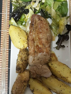 Una foto de Solomillo de cerdo al horno con patatas gajos especiada y asada
