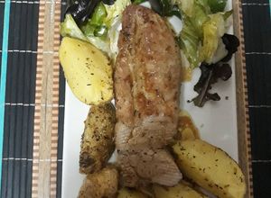 Foto principal de Solomillo de cerdo al horno con patatas gajos especiada y asada