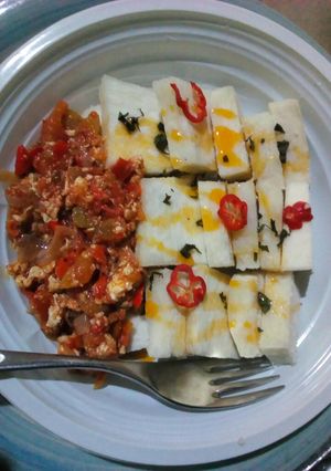 A picture of Yam and egg sauce.