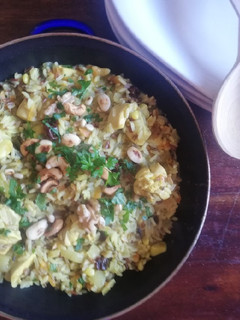 Una foto de Pilaf de pollo con arroz salvaje y frutos secos