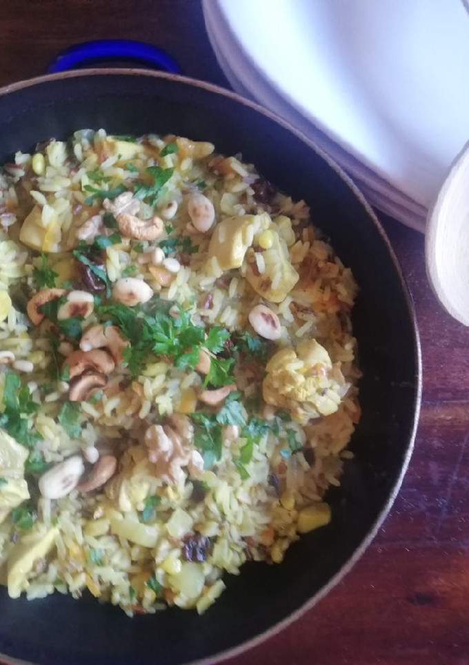 Una foto de Pilaf de pollo con arroz salvaje y frutos secos
