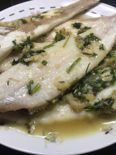 Una foto de Pescado blanco: Lenguadina con salsa de ajo 🧄 y perejil 🌿 !Sencillo y rápido!