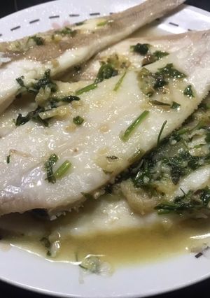 Una foto de Pescado blanco: Lenguadina con salsa de ajo 🧄 y perejil 🌿 !Sencillo y rápido!