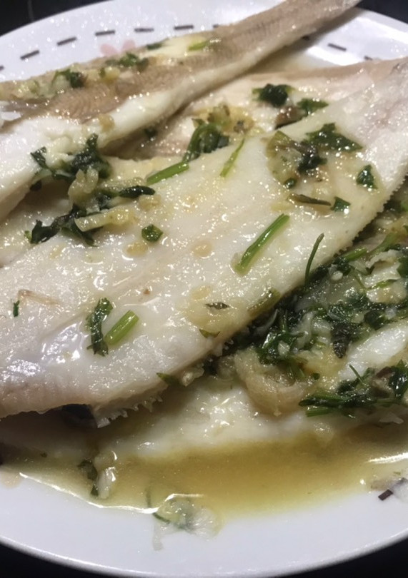 Una foto de Pescado blanco: Lenguadina con salsa de ajo 🧄 y perejil 🌿 !Sencillo y rápido!