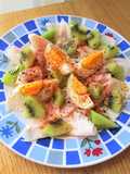 Finísimo de pechuga de pavo con huevo y kiwi con lluvia de pimienta y pimentón