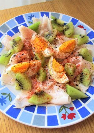 Una foto de Finísimo de pechuga de pavo con huevo y kiwi con lluvia de pimienta y pimentón