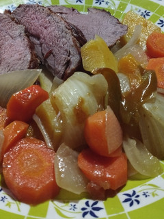 Una foto de Colita de cuadril al horno con verduras súper fácil