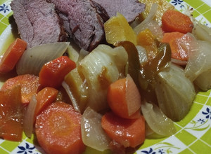 Una foto de Colita de cuadril al horno con verduras súper fácil