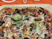 Una foto de pizza con levadura royale