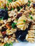 Speedy pasta con tofu, olive nere e frutta secca