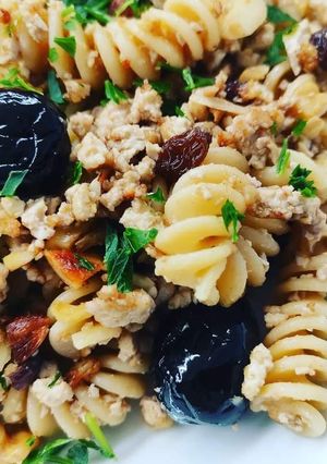 Foto di Speedy pasta con tofu, olive nere e frutta secca