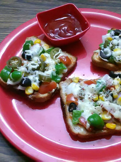 બ્રેડ પીઝા(Bread pizza recipe in gujarati) રેસીપી મુખ્ય ફોટો