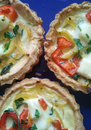 Zöldséges-sajtos quiche recept fotója