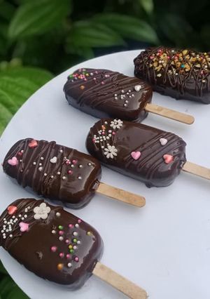 चॉकोबार आइसक्रीम -कुल्फी (chokobar icecream recipe in hindi) रेसिपी मुख्य फोटो
