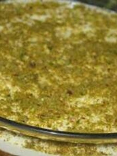 صورة لوصفة طريقة كيكة السميد بالفستق مع حشوة القشطة