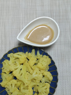 A picture of Cauliflower with Mayo Sauce Dip.