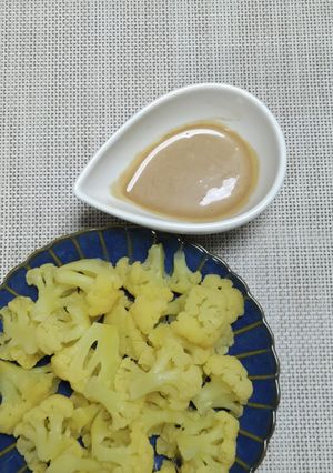 A picture of Cauliflower with Mayo Sauce Dip.