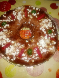 Una foto de Roscón de reyes todo de chocolate