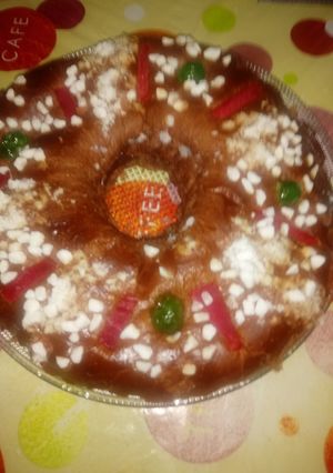 Una foto de Roscón de reyes todo de chocolate