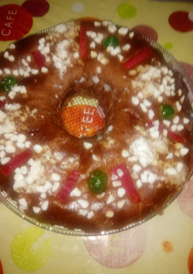 Una foto de Roscón de reyes todo de chocolate