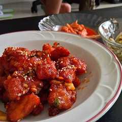 A picture of Korean Spicy Fried Chicken chunks (yangnyeom tongdak).