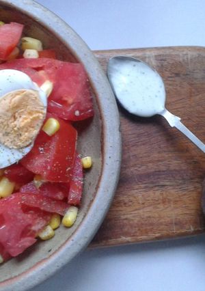 Una foto de Ensalada de tomate con choclo en cuarentena