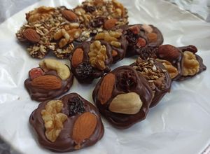 Una foto de Bocaditos de chocolate y frutos