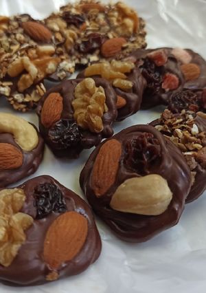 Una foto de Bocaditos de chocolate y frutos