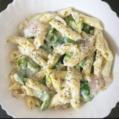 A picture of White Sauce Pasta.