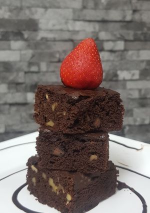 A picture of Brownie cake.