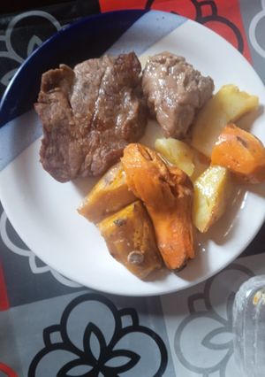 Una foto de Bondiola y pollo al horno con papas y boniatos