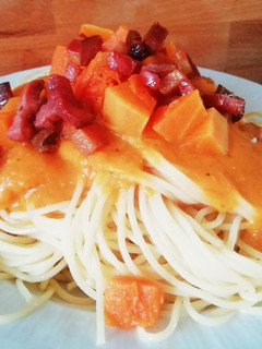 #2022 XIII. Spagetti, sonkatök sugóval, pirított szalonnával, parmezán sajttal recept fotója
