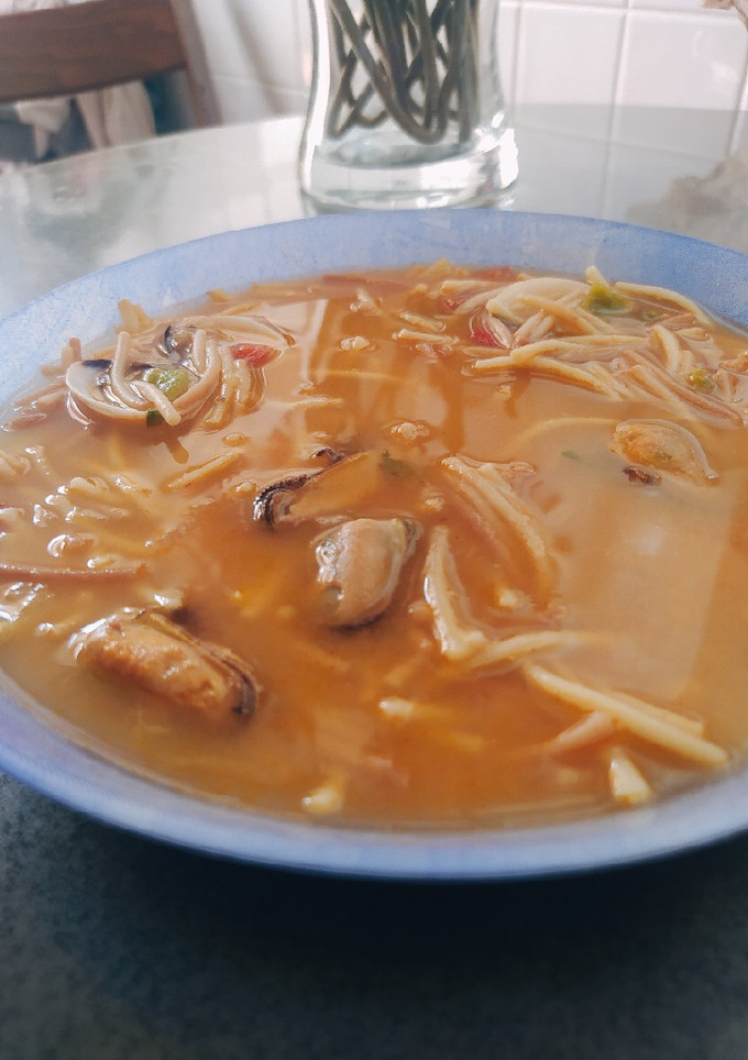 Una foto de Fideos a la cazuela de pescado ricos y baratos!!