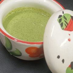 A picture of Green chutney.