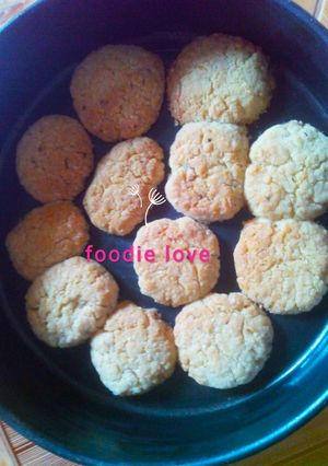 A picture of Oatmeal honey cookies.