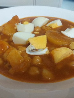 Una foto de Guiso de garbanzos con bacalao