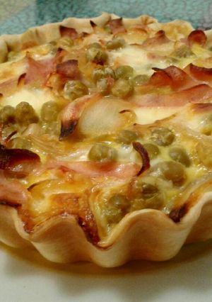 Una foto de Tarta de jamón, queso y arvejas