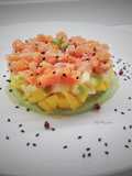Tartare di salmone con mango, mela verde e mousse di avocado piccante