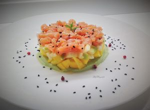 Foto di Tartare di salmone con mango, mela verde e mousse di avocado piccante