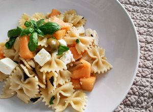 Foto di Farfalle fredde con melone, feta, olive, basilico e menta