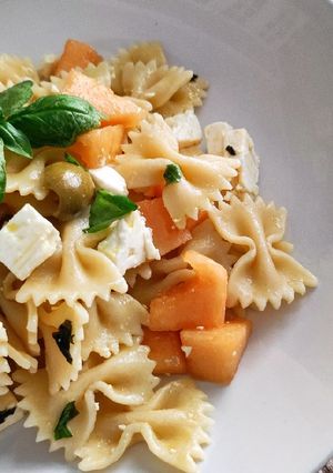 Foto di Farfalle fredde con melone, feta, olive, basilico e menta