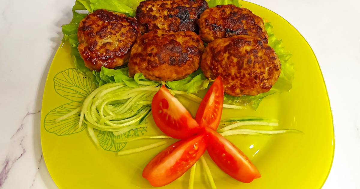 котлеты натуральные паровые. котлеты на пару с овощами. биточки куриные. биточки мясные паровые. мясные биточки на пару.