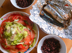 Hình của món Eatclean - Cá nục nướng + Salad dầu giấm sốt mè rang + cơm gạo lứt.
