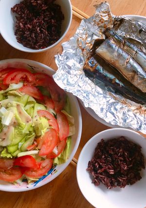 Hình của món Eatclean - Cá nục nướng + Salad dầu giấm sốt mè rang + cơm gạo lứt.