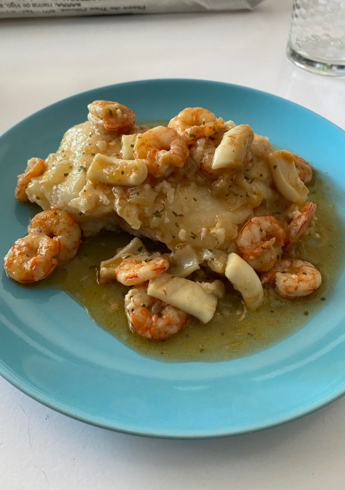 Una foto de Merluza al cava con gambas